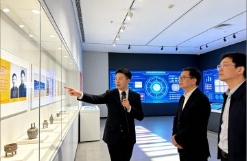 博物馆讲解员使用分区讲解麦克风对游客进行讲解